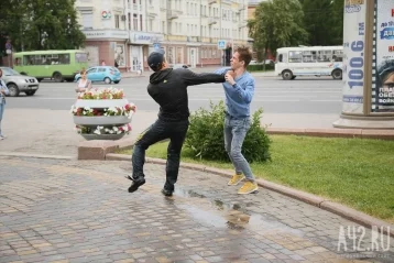 Фото: В Кемерове подростки устроили разборки у фонтана близ театра драмы 4