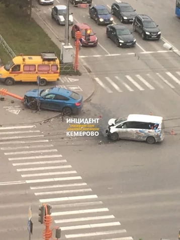 Фото: В Кемерове водитель иномарки после ДТП снёс светофор 1