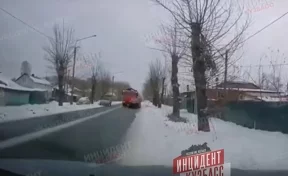 Момент столкновения грузовика с легковушкой в Кемерове попал на видео