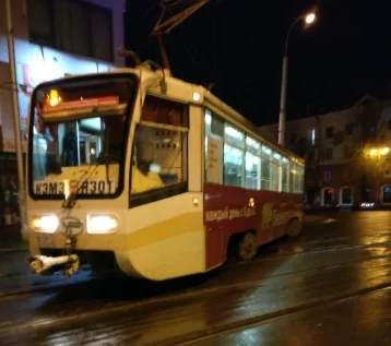 Фото: Вечером 24 октября в Кемерове трамвай сошёл с рельсов 1