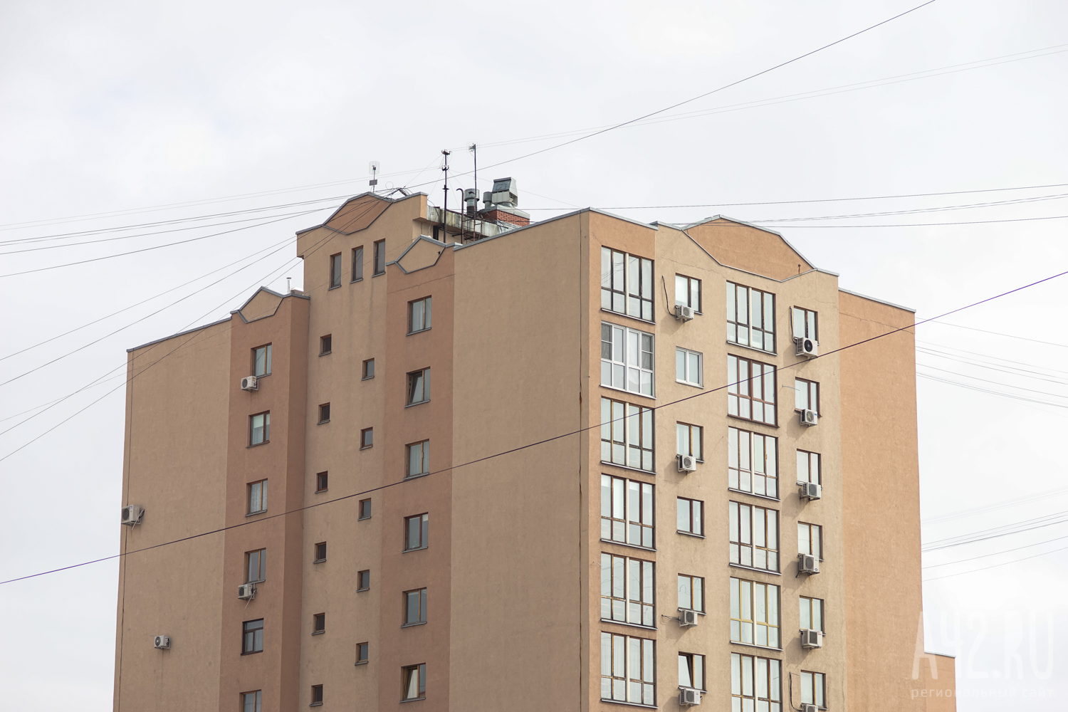 «Оборвался трос»: в Волгоградской области мойщики окон сорвались с 22-метровой высоты