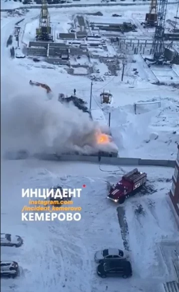 Фото: Пожар в строительном вагончике на Притомском проспекте в Кемерове попал на видео 1