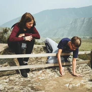 Фото: Молодые археологи из Кемерова изучили горноалтайские петроглифы 2