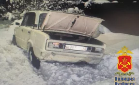 В Кузбассе 16-летний подросток за рулём автомобиля гонял по улицам и въехал в чужой двор