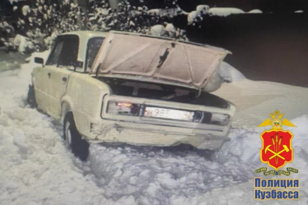 В Кузбассе 16-летний подросток за рулём автомобиля гонял по улицам и въехал в чужой двор