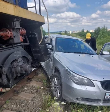 Фото: В Кузбассе грузовой поезд столкнулся с автомобилем BMW 1
