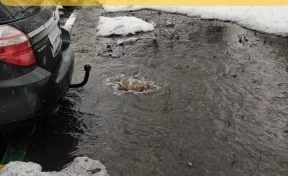 В Новокузнецке прорвало водопровод и залило улицу: часть жителей осталась без воды