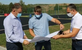 Илья Середюк проверил ход строительства спортивной площадки в Лесной Поляне