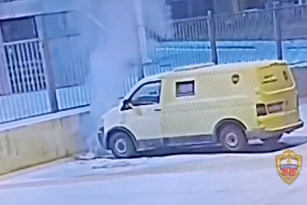 В Москве девушку задержали за поджог коробки с петардами под автомобилем