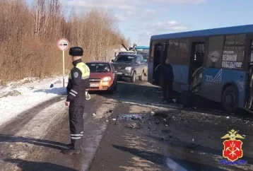 Фото: В Анжеро-Судженске в ДТП с участием пассажирского автобуса погиб 1 человек 1