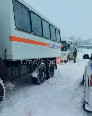 В Кузбассе пассажирский автобус съехал в кювет из-за непогоды