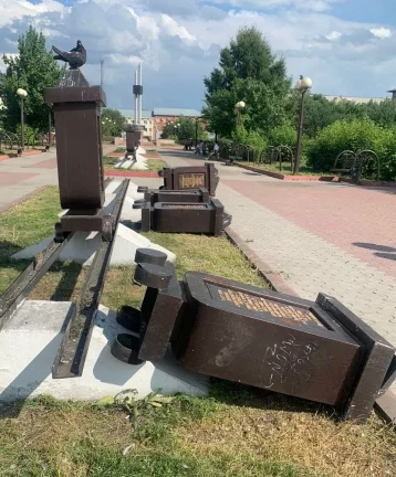 Фото: В Кузбассе вандалы разгромили шахтёрскую аллею 1
