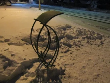 Фото: В Красноярском крае пьяный дебошир разбил скамейкой и урной шесть чужих машин 2