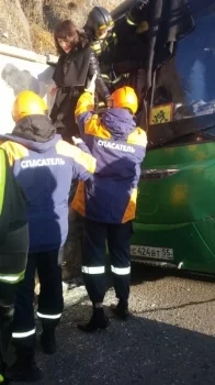 Фото: Во Владивостоке автобус с 17 детьми врезался в стену: двери заблокировало 2