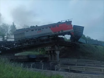 Фото: Обрушение моста произошло во время движения грузового поезда в Курской области 1