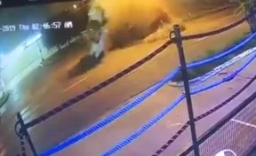 В Сети появилось видео жуткой аварии с непобеждённым чемпионом мира по боксу 