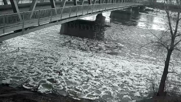 Фото: Лёд пошёл через шандоры ЮК ГРЭС в Калтане, уровень воды достиг почти трёх метров 1