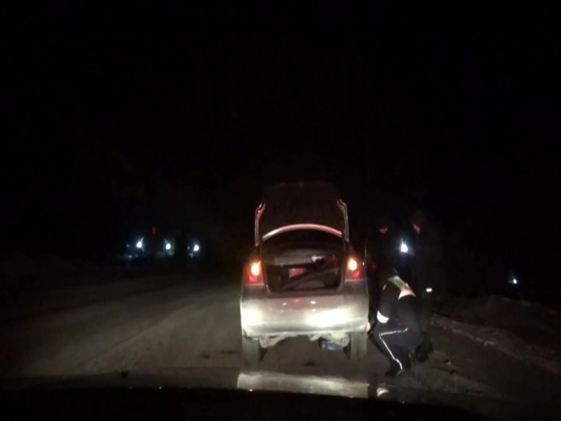 В Кузбассе полицейские помогли водителю иномарки, который проколол на дороге два колеса 