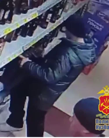 В Кемерове у магазинного вора из чемодана выпали 5 бутылок коньяка и разбились