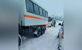 В Кузбассе пассажирский автобус съехал в кювет из-за непогоды