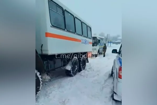 В Кузбассе пассажирский автобус съехал в кювет из-за непогоды