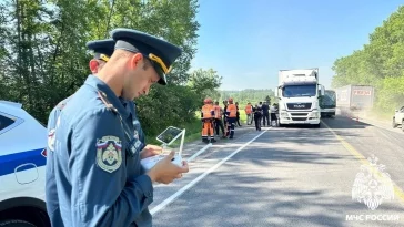 Фото: МЧС опубликовало фото и видео с места ДТП с автобусом и грузовиком на въезде в Кемерово 5