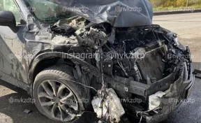 В Новокузнецке Mazda протаранила УАЗ, появилось видео момента ДТП