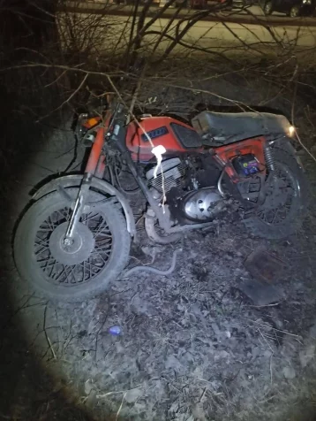 Фото: В Кузбассе юный мотоциклист без водительских прав пострадал в аварии вместе с 16-летним пассажиром 1