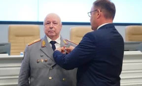Илья Середюк вручил звезду Героя Кузбасса экс-начальнику ГУВД Анатолию Виноградову