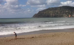 На Сардинии туриста оштрафовали за пляжный песок, собранный в бутылку