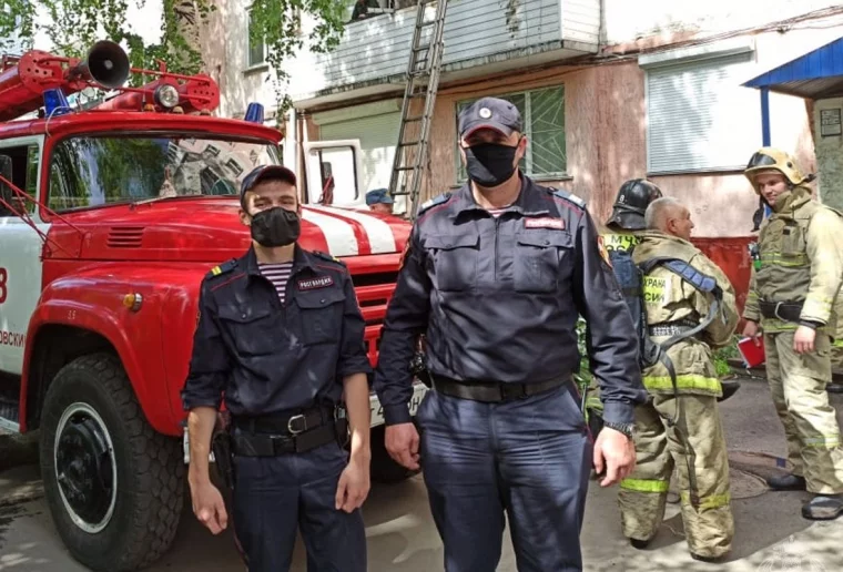 Фото: В Кузбассе росгвардейцы вынесли потерявшего сознание человека из горящей квартиры 2