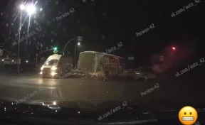 Появилось видео столкновения маршрутки и ВАЗа на перекрёстке в Кемерове