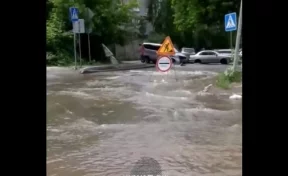 В сибирском городе улицы затопило кипятком из-за прорыва трубы