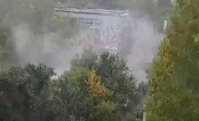 Очевидцы сообщили о пожаре на территории школы в Кемерове