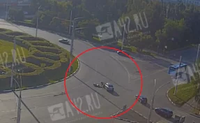 В Кемерове на бульварном кольце мотоциклиста сбил автомобиль: инцидент попал на видео