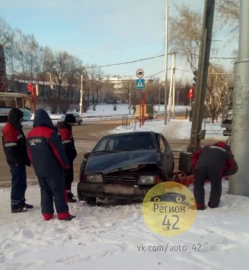 Фото: Водитель ВАЗа в Кемерове снёс светофор 2