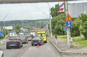 Фото: В Кемерове возле Кузбасского моста образовалась пробка из-за ДТП с реанимобилем 1