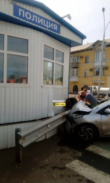 Фото: В Кемерове Mazda вылетела на пешеходный переход и врезалась в пост полиции 2