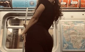«Это мощно»: девушка случайно стала звездой соцсетей, делая сексуальные селфи в метро