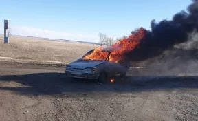 На трассе между Ленинском-Кузнецким и Новосибирском сгорел автомобиль