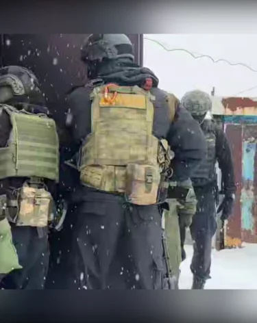 Следователи показали кадры задержания кемеровчанина, обвиняемого в убийстве