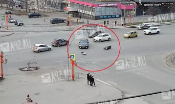 Фото: Упал, чтобы избежать столкновения: падение мотоциклиста в Кемерове попало на видео 1