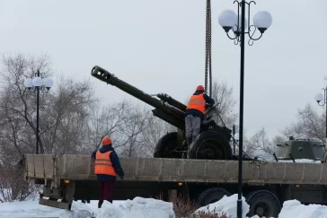 Фото: На набережную Кировского района Кемерова привезли артиллерийские орудия 3