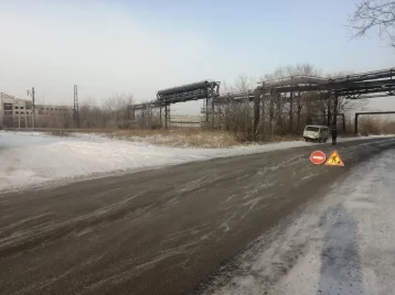 Фото: В Новокузнецке перекрыли участок дороги из-за порыва трубы 1