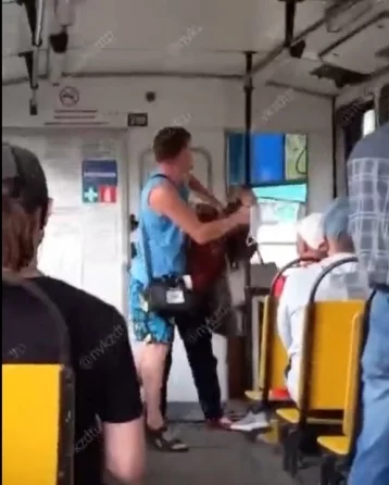 Фото: Нападение кондуктора на пассажирку без маски в Кузбассе попало на видео 1