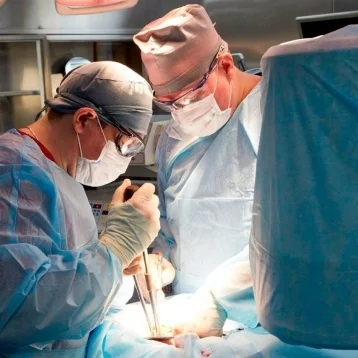 Фото: В Кузбассе хирурги провели сложную операцию и спасли 69-летнюю пациентку с гигантской кистой 1