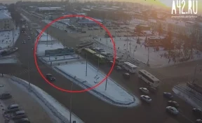 Появилось видео столкновения трамвая и легковушки в Кемерове