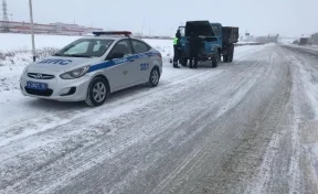 В Кузбассе полицейские помогли замёрзшему на трассе водителю грузовика