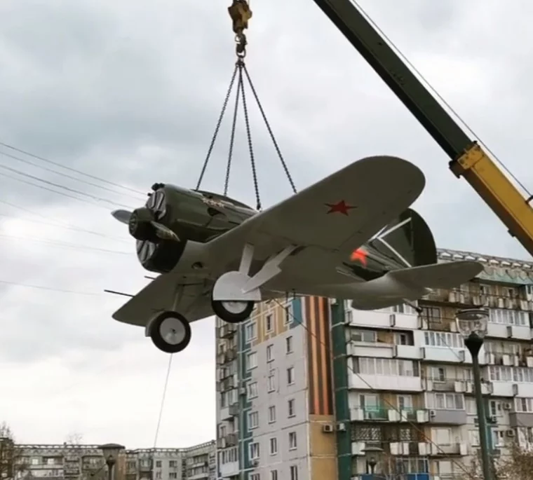 Фото: В новокузнецкий сквер вернули макет истребителя И-16 2