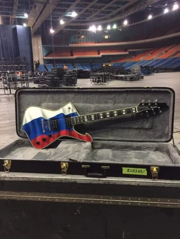Фото: Фронтмен KISS Пол Стэнли разукрасил свою гитару в цвета российского флага 1